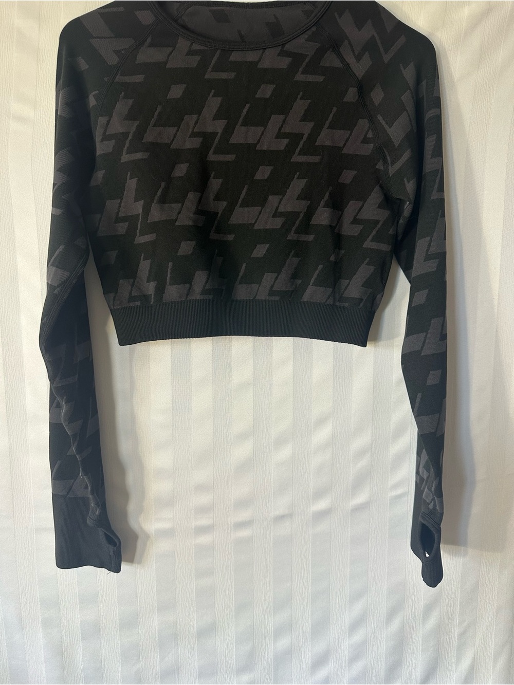 Mono b Black Geo-Print Long-Sleeve Cropped Top